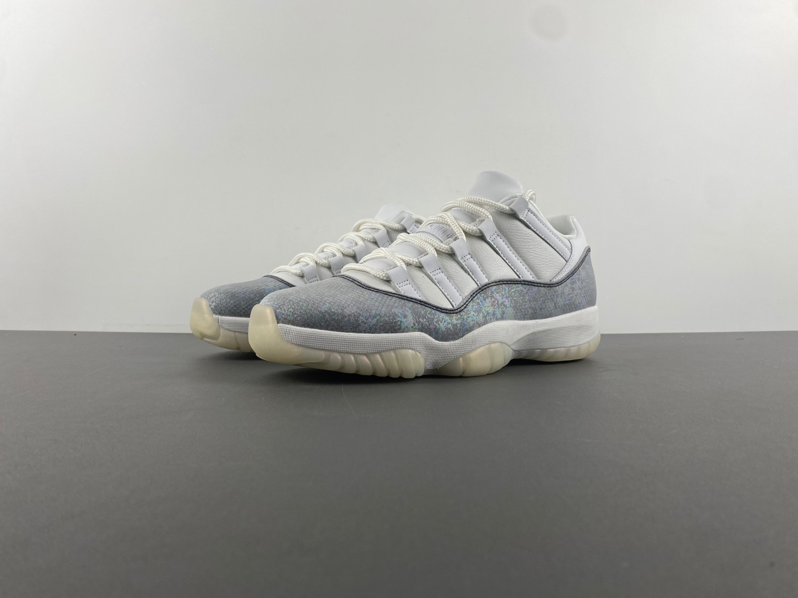 Air Jordan 11 HQ7000-001