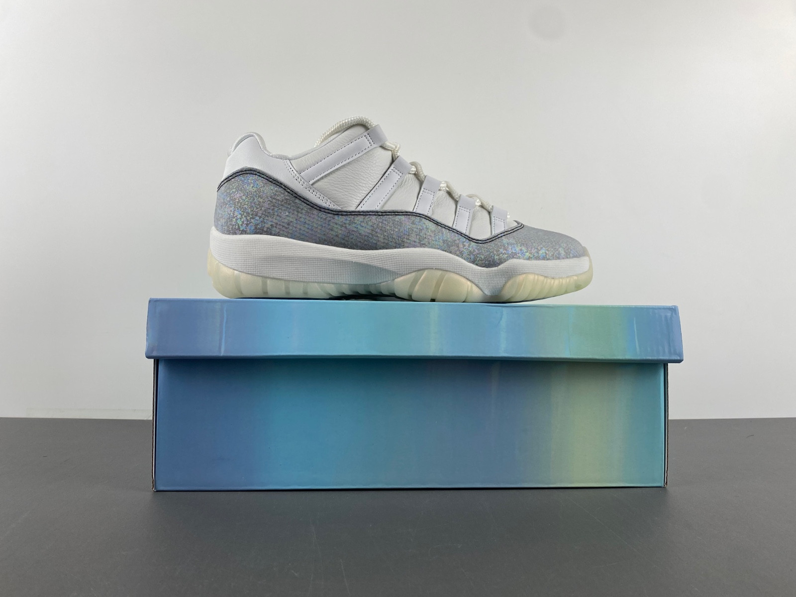 Air Jordan 11 HQ7000-001