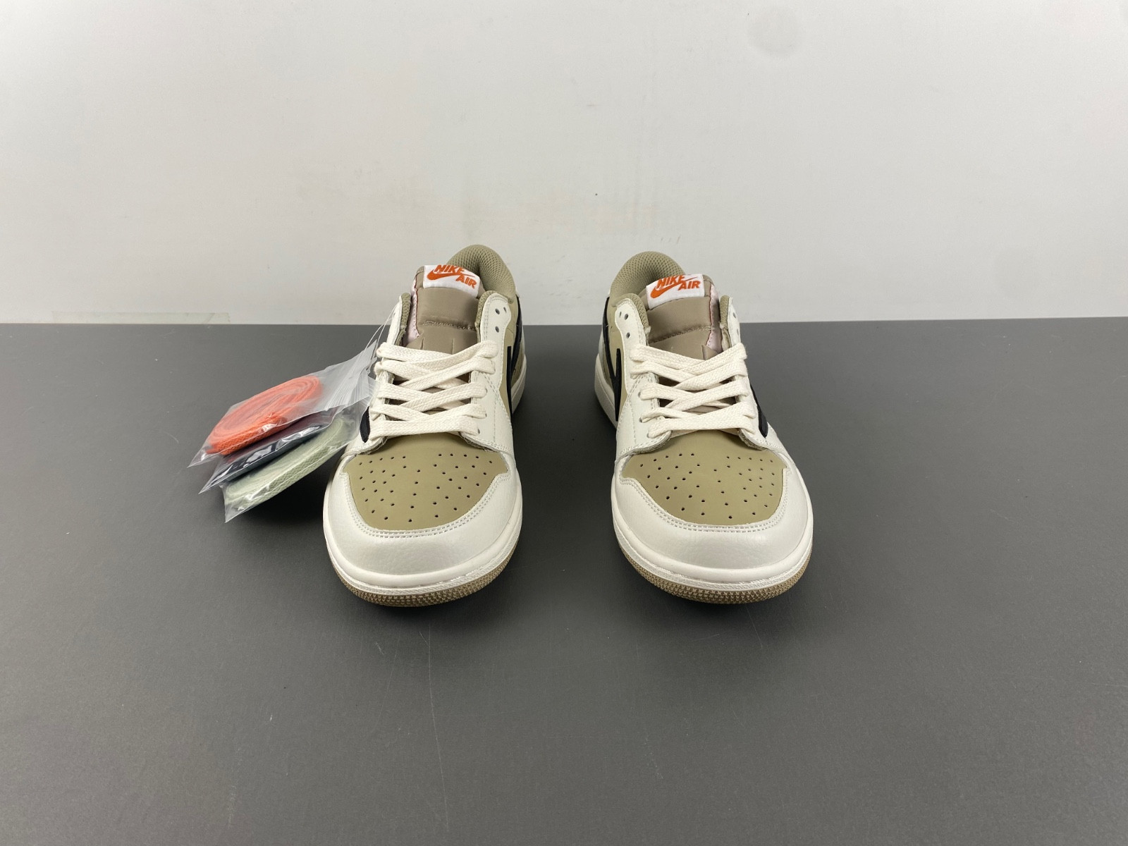 Travis Scott x Air Jordan 1 DZ137-701