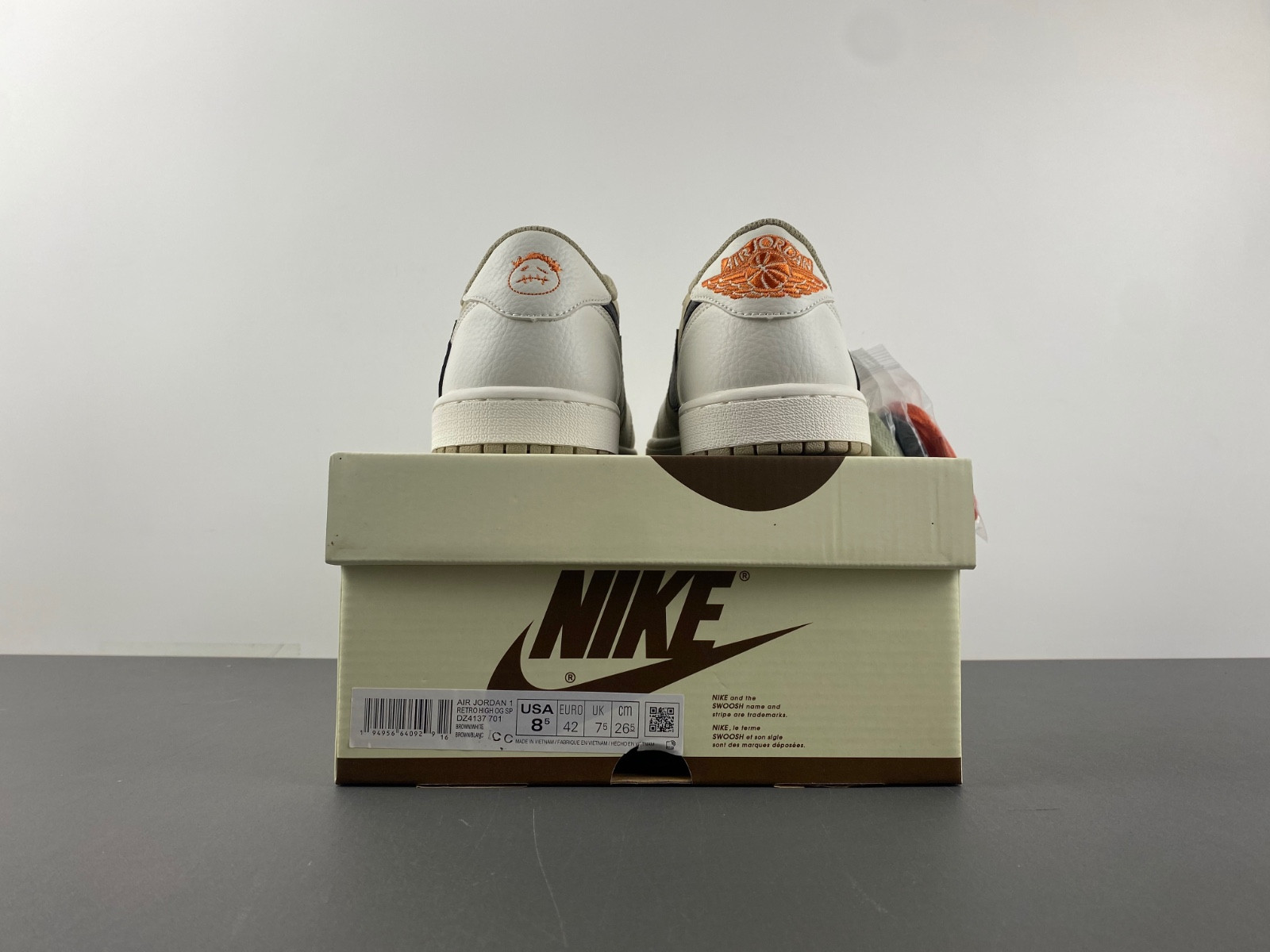 Travis Scott x Air Jordan 1 DZ137-701