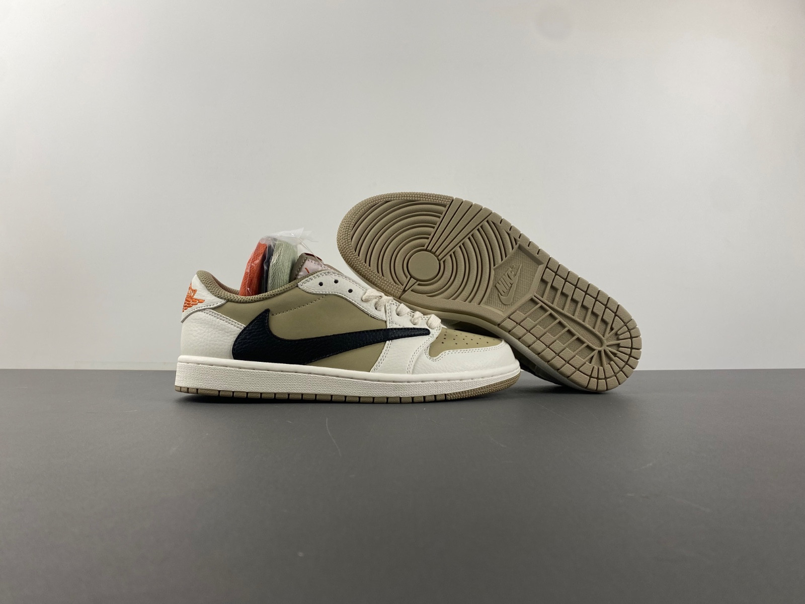 Travis Scott x Air Jordan 1 DZ137-701