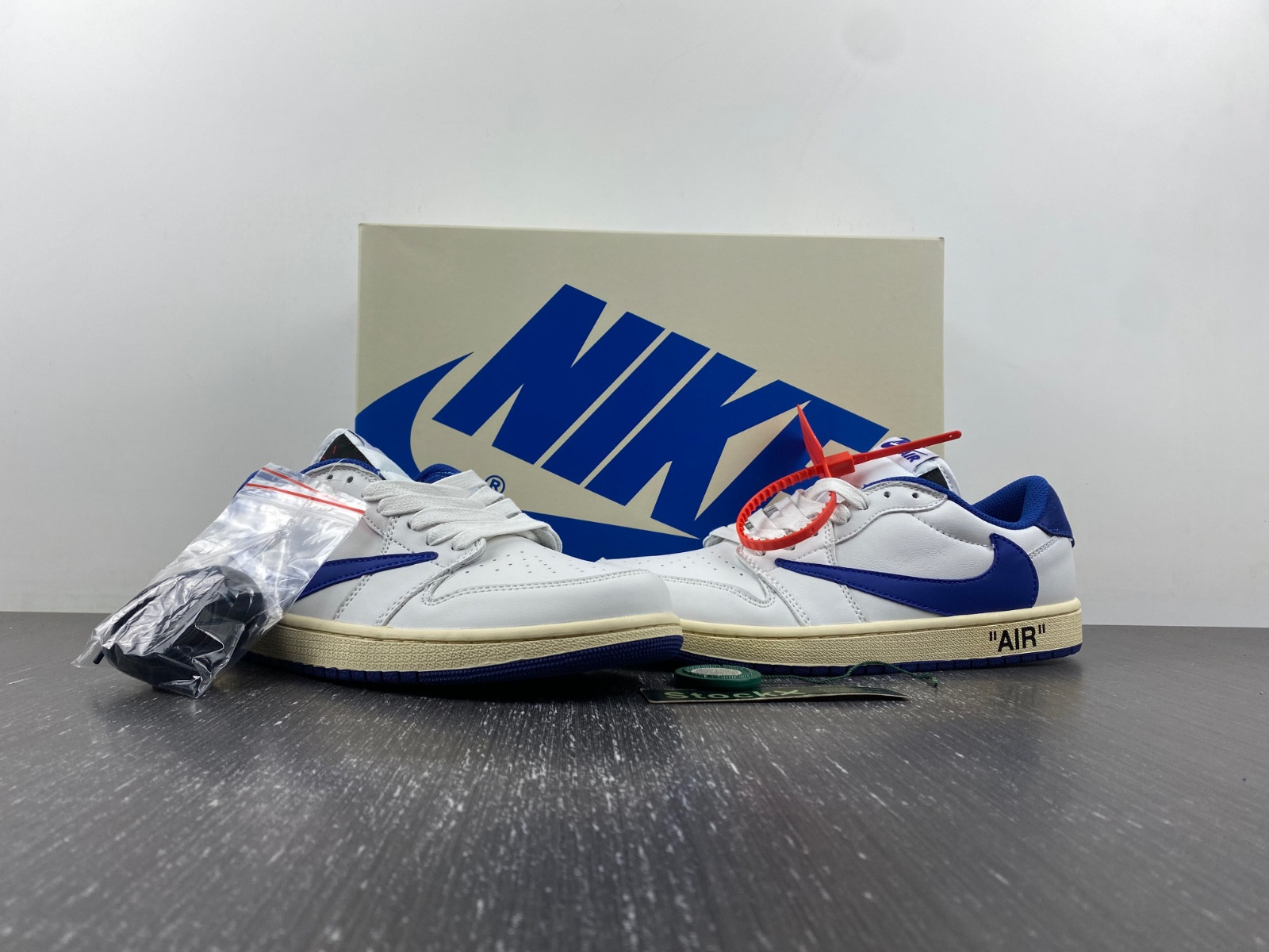 OFF-WHITE x Travis Scott x Air Jordan 1 DM7890-111