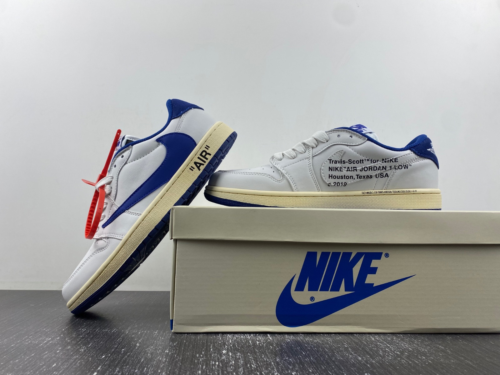OFF-WHITE x Travis Scott x Air Jordan 1 DM7890-111