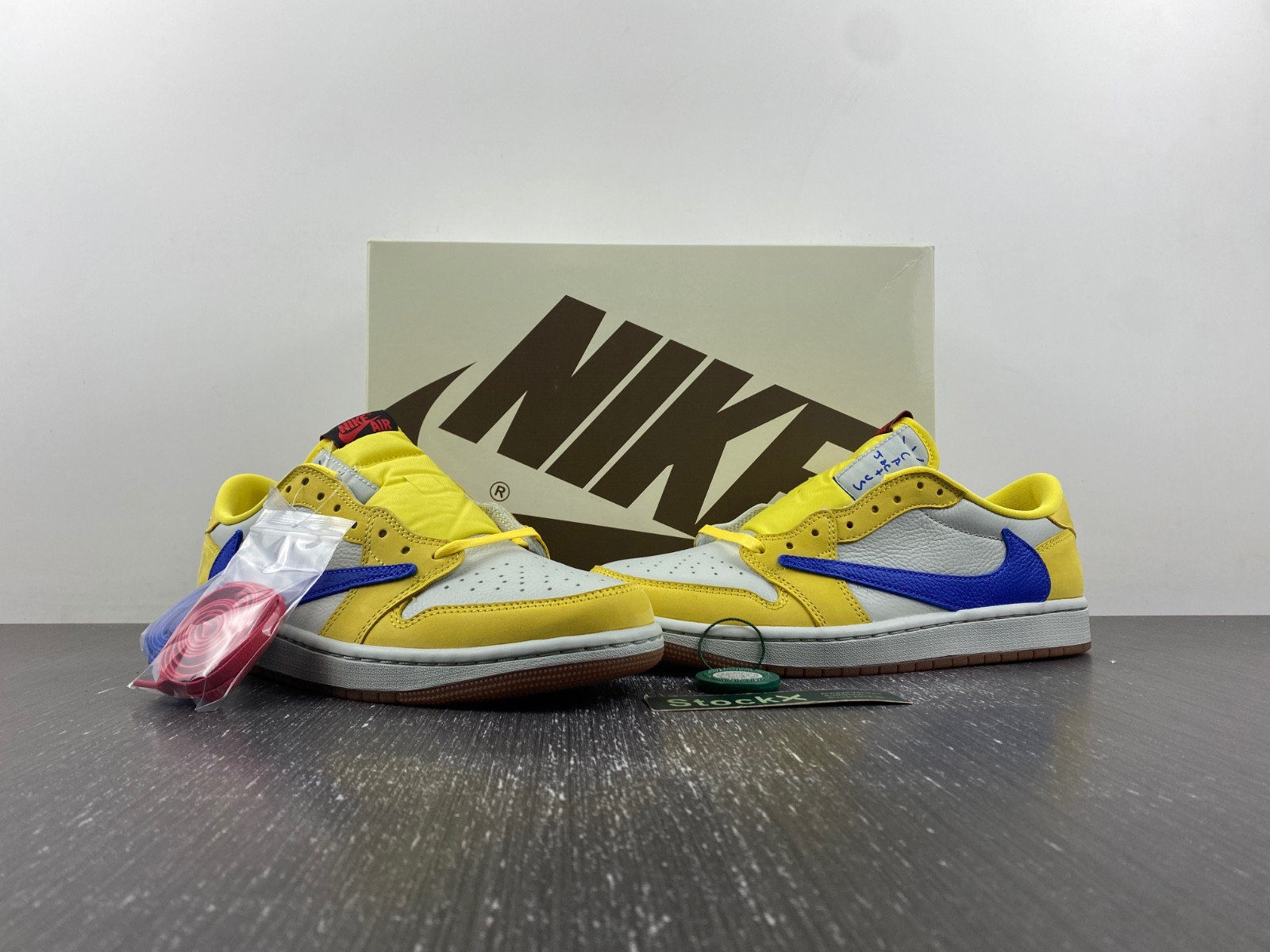 Travis Scott x Air Jordan 1 DZ4137-700