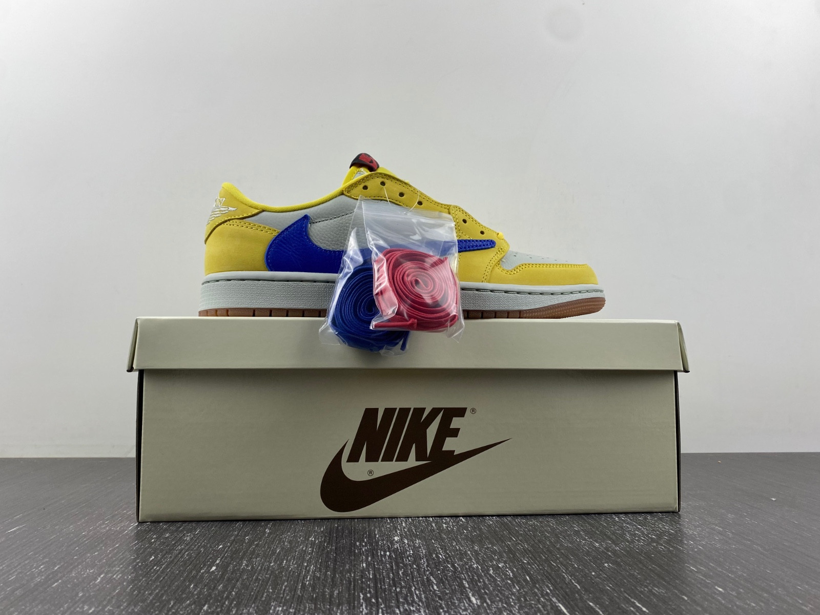 Travis Scott x Air Jordan 1 DZ4137-700