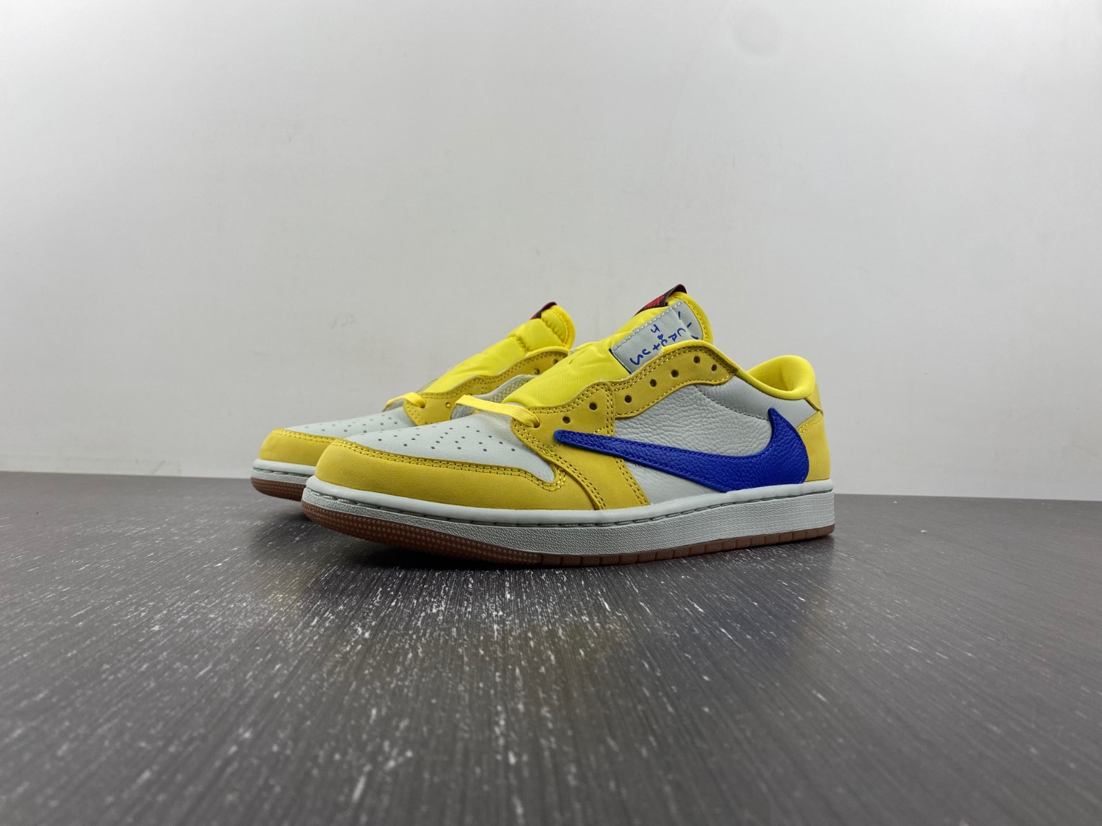 Travis Scott x Air Jordan 1 DZ4137-700