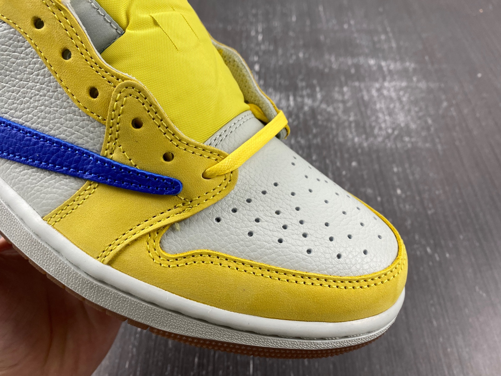 Travis Scott x Air Jordan 1 DZ4137-700