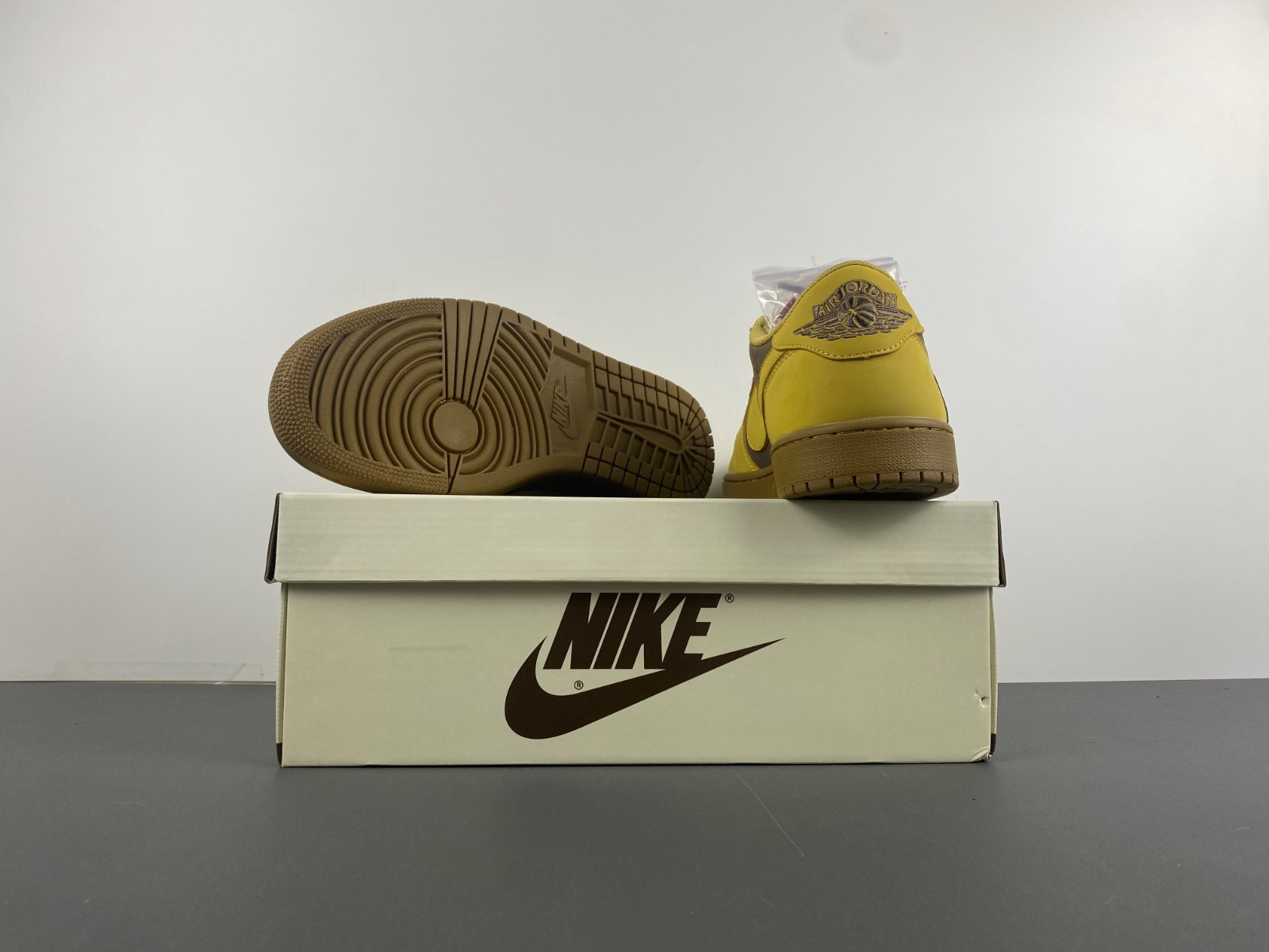 Travis Scott x Air Jordan 1 low DM7866-665