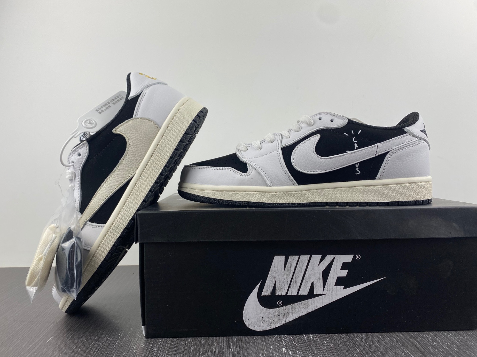 Jordan 1 Low travis scott J11205