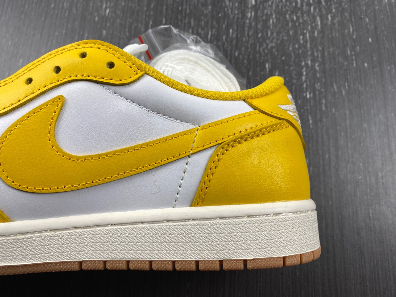 Travis Scott x Air Jordan 1 DZ4137-700