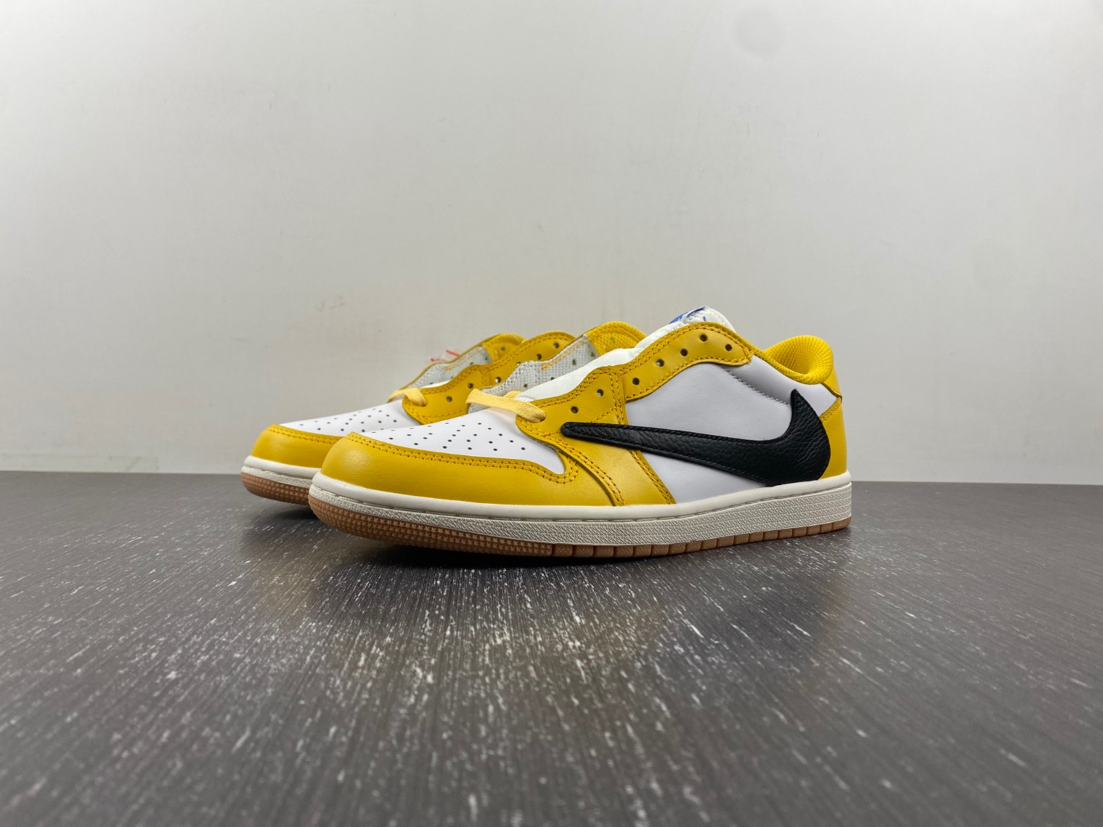 Travis Scott x Air Jordan 1 DZ4137-700
