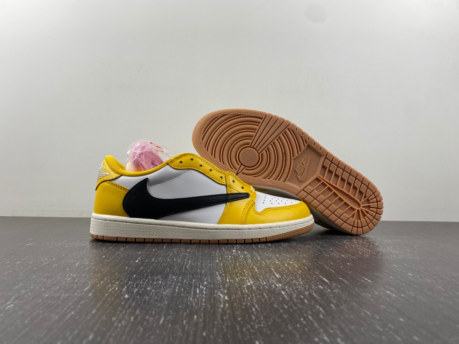 Travis Scott x Air Jordan 1 DZ4137-700