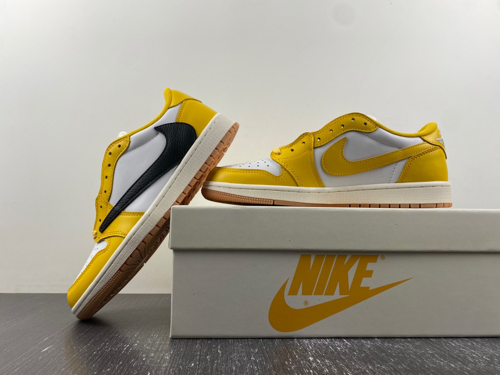Travis Scott x Air Jordan 1 DZ4137-700