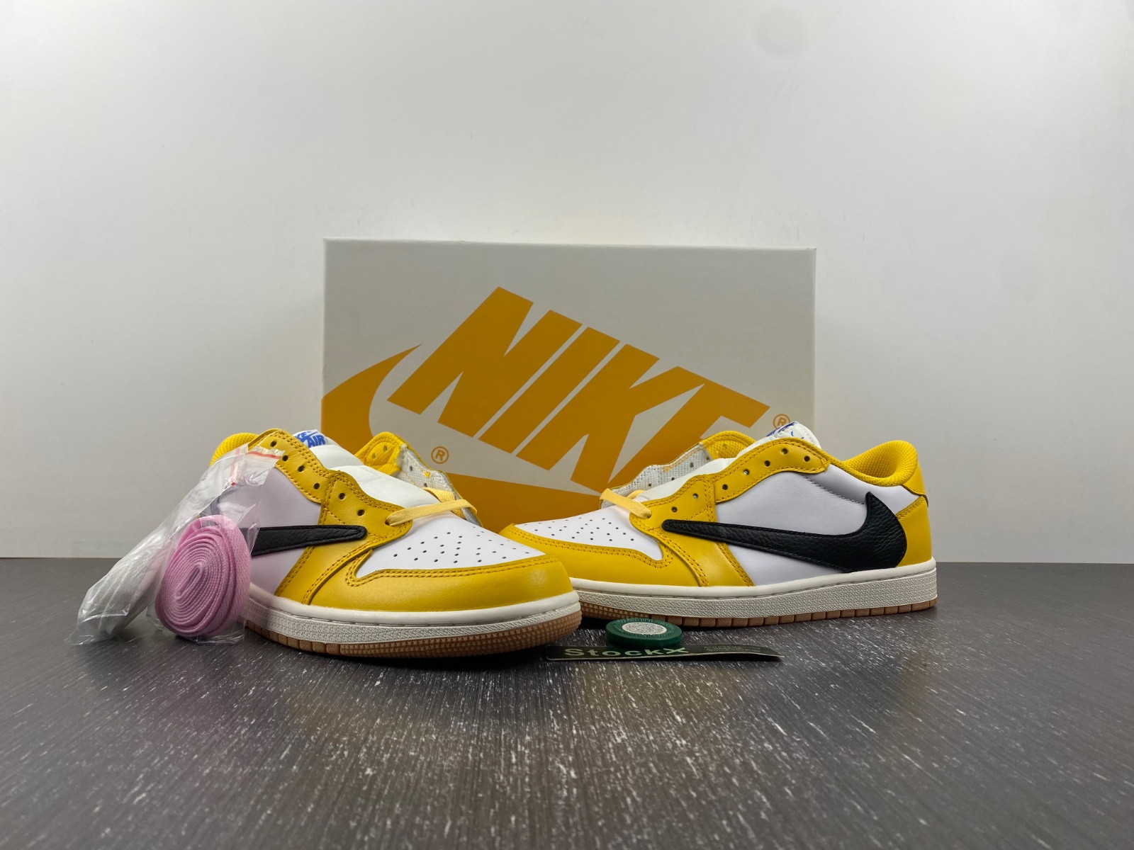 Travis Scott x Air Jordan 1 DZ4137-700