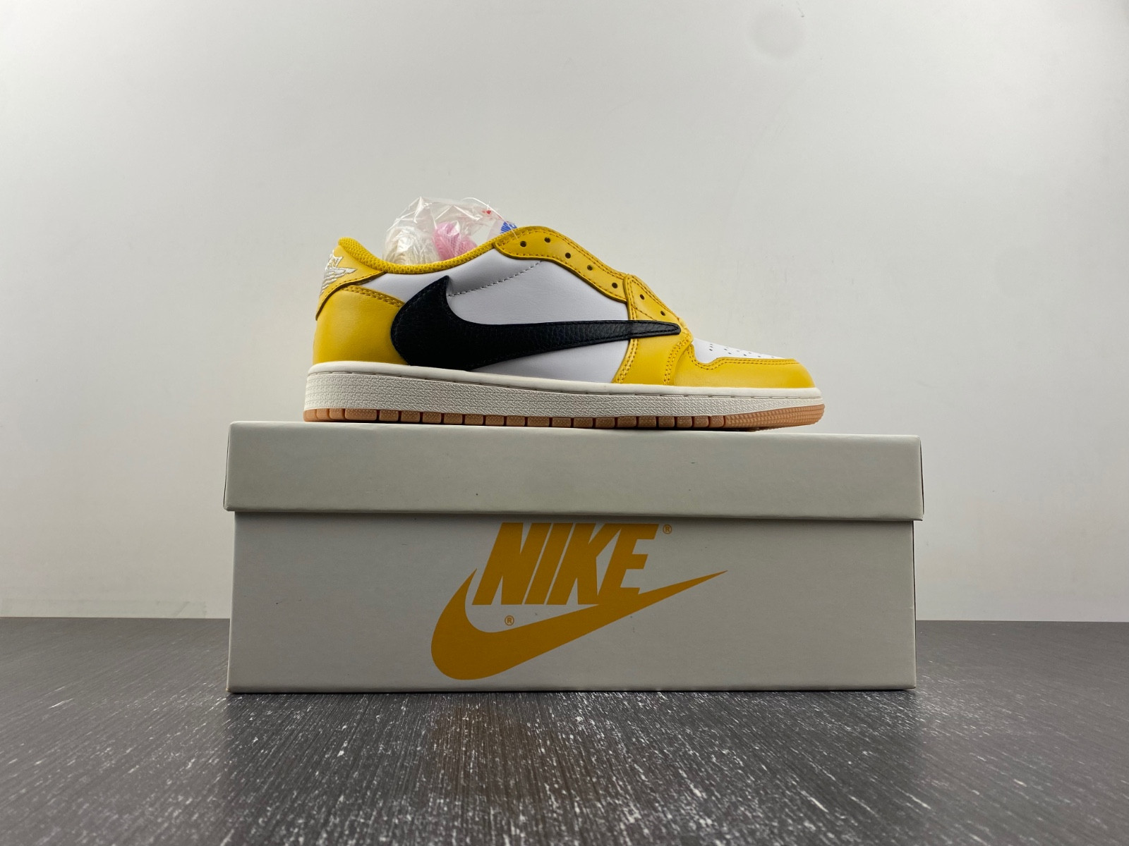 Travis Scott x Air Jordan 1 DZ4137-700