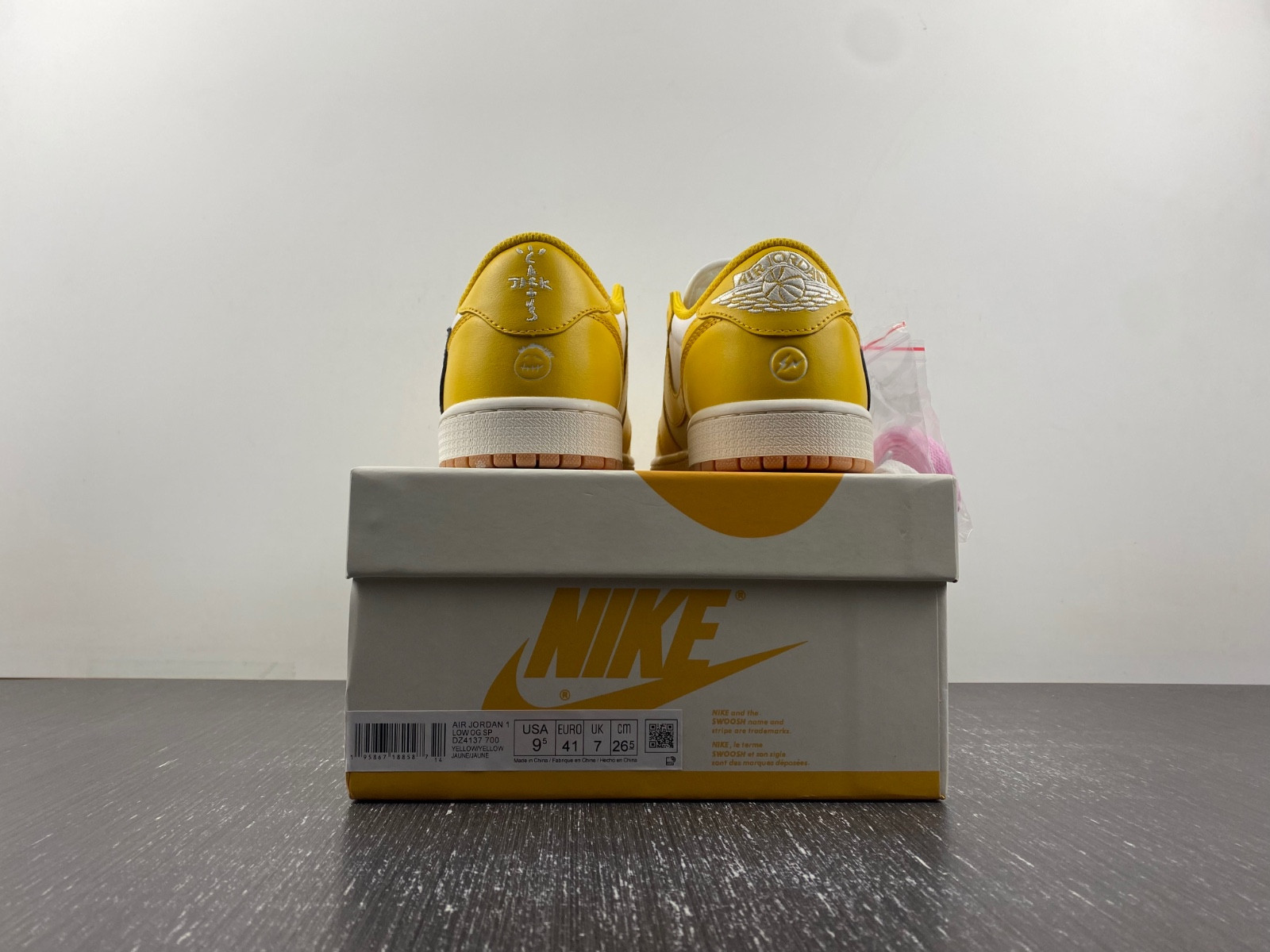 Travis Scott x Air Jordan 1 DZ4137-700