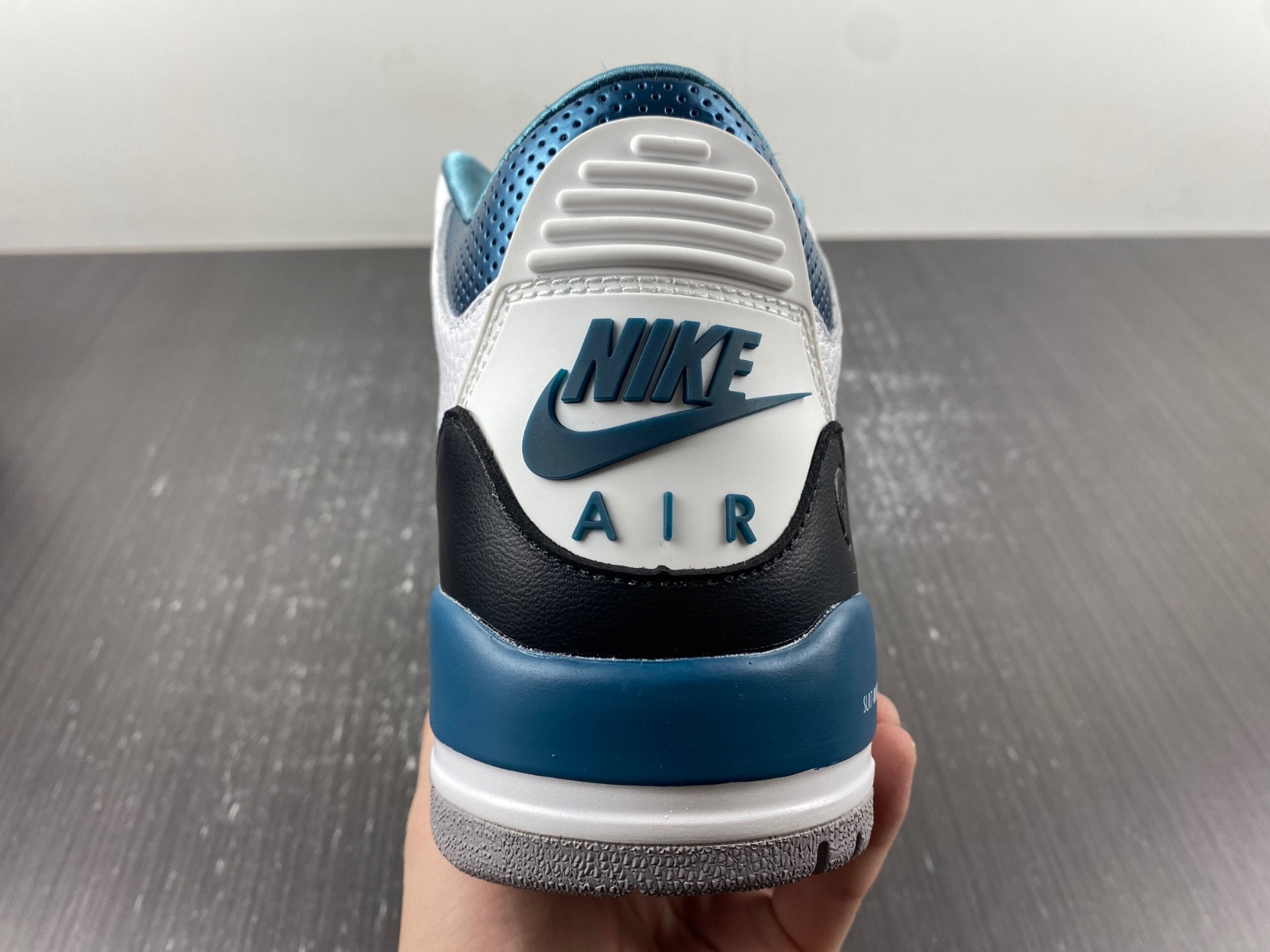 Air Jordan 3 Retro 136064-660