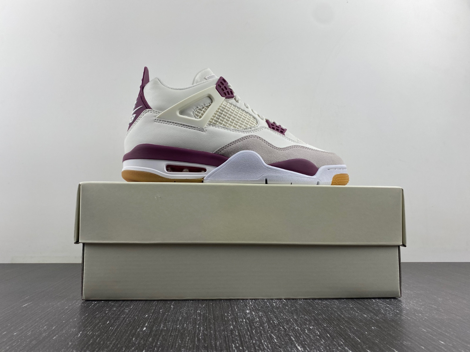 SB x Jordan 4 “Sapphire DR5415-102