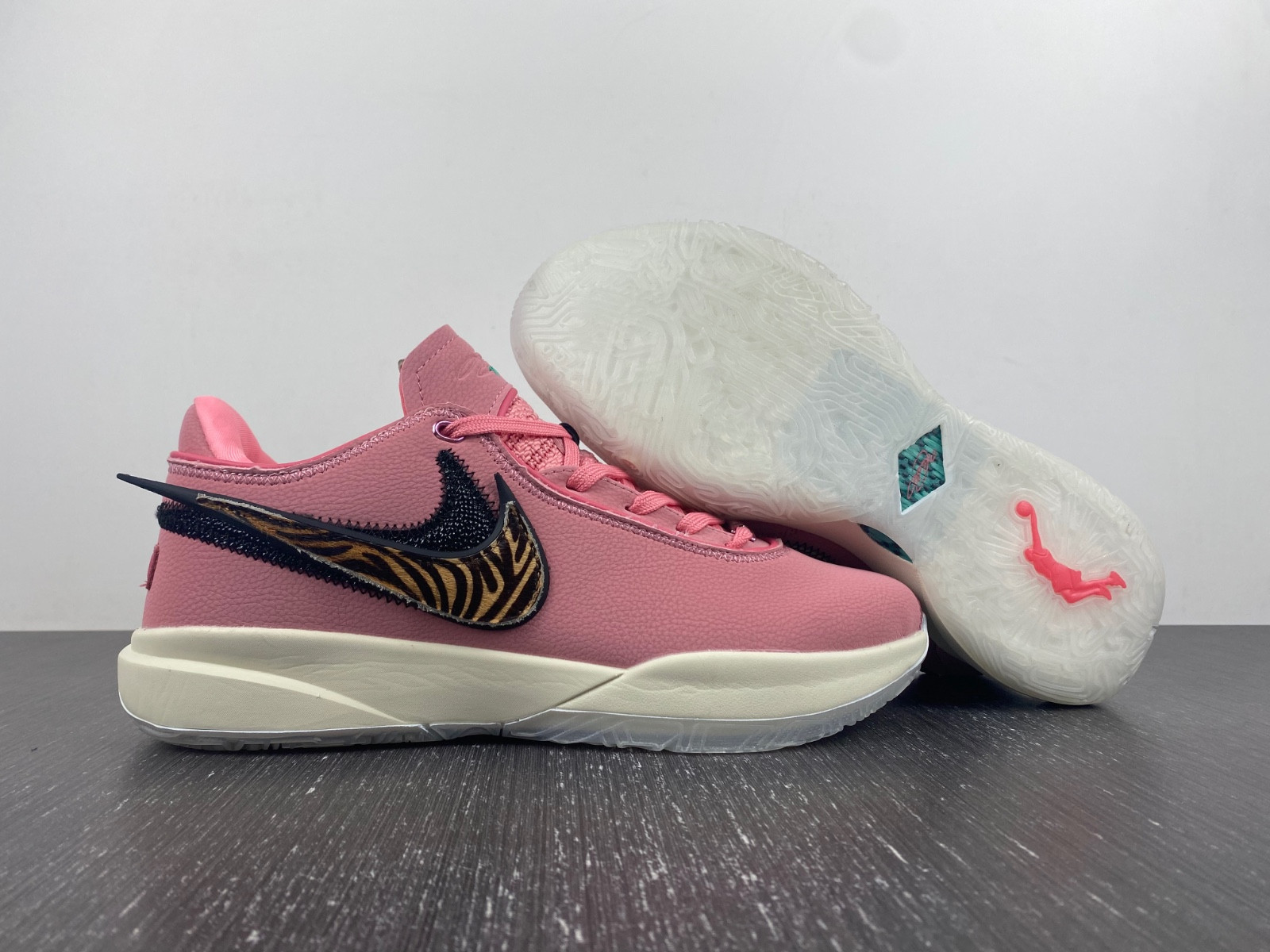 Nike LeBron 20 DQ3827-900
