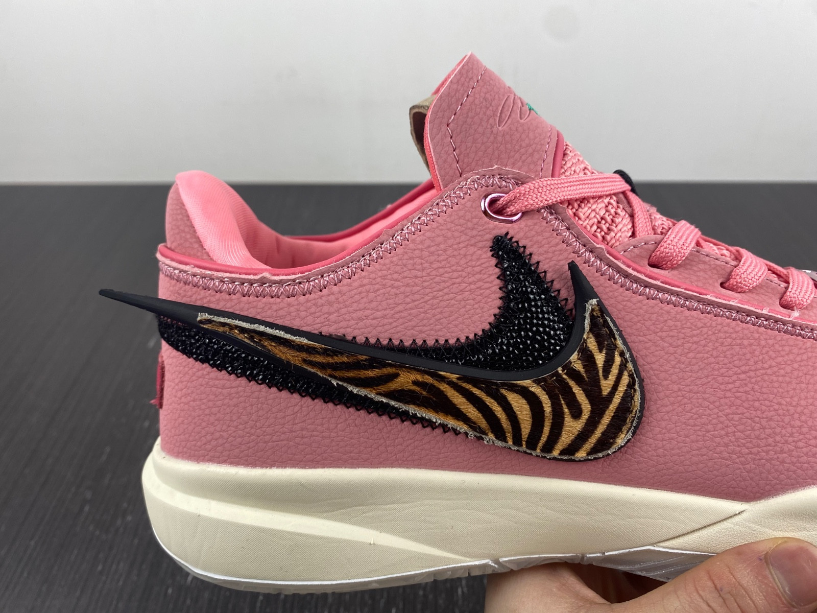 Nike LeBron 20 DQ3827-900