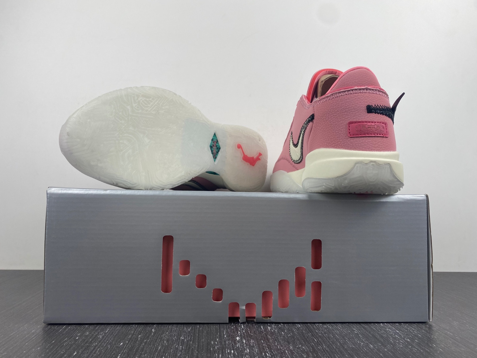 Nike LeBron 20 DQ3827-900