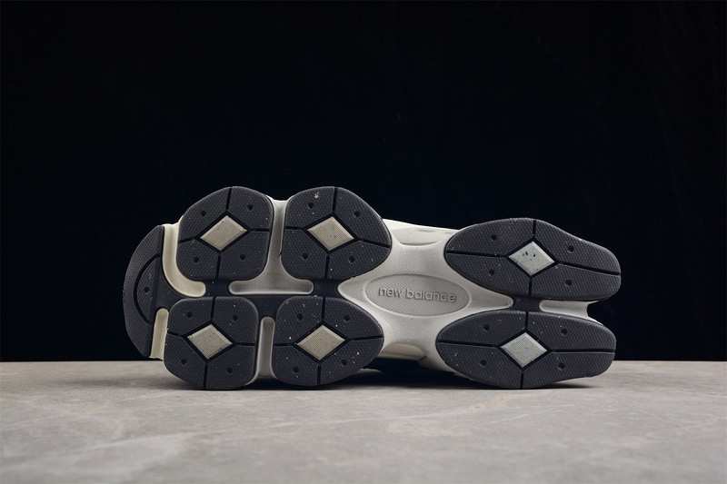 NEW Balan* Sneakers