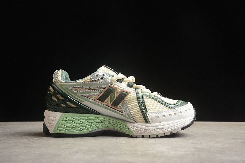 NEW Balan* Sneakers