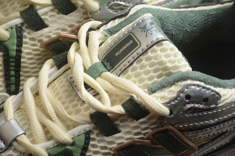NEW Balan* Sneakers