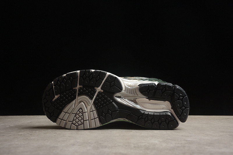 NEW Balan* Sneakers