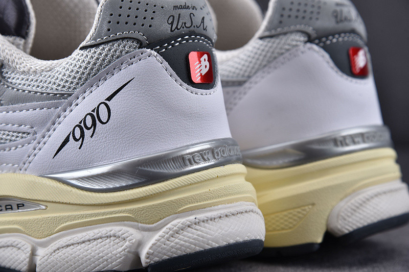 NEW Balan* Sneakers