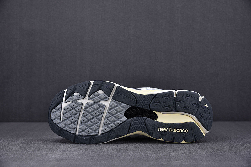 NEW Balan* Sneakers