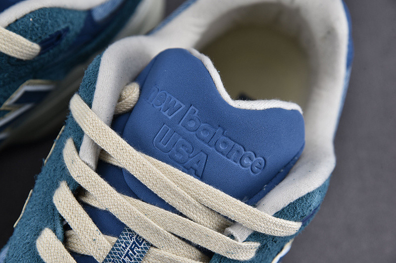 NEW Balan* Sneakers