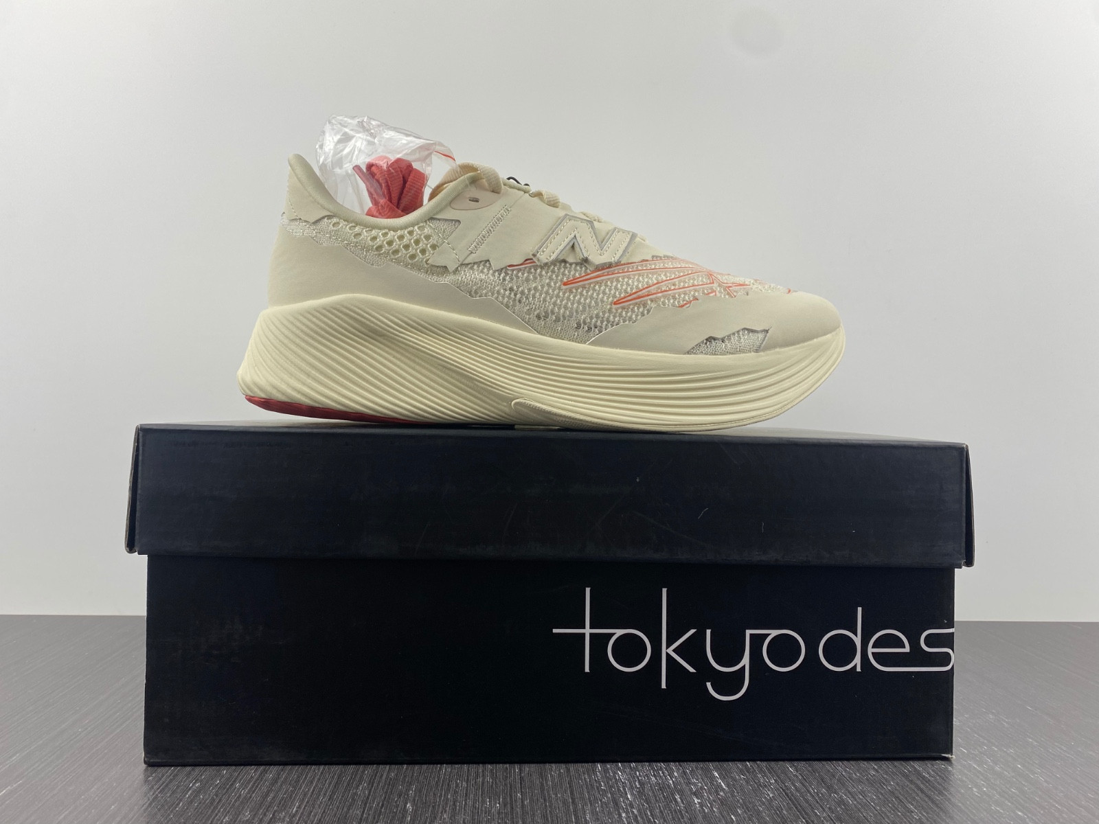 NEW Balan* Sneakers