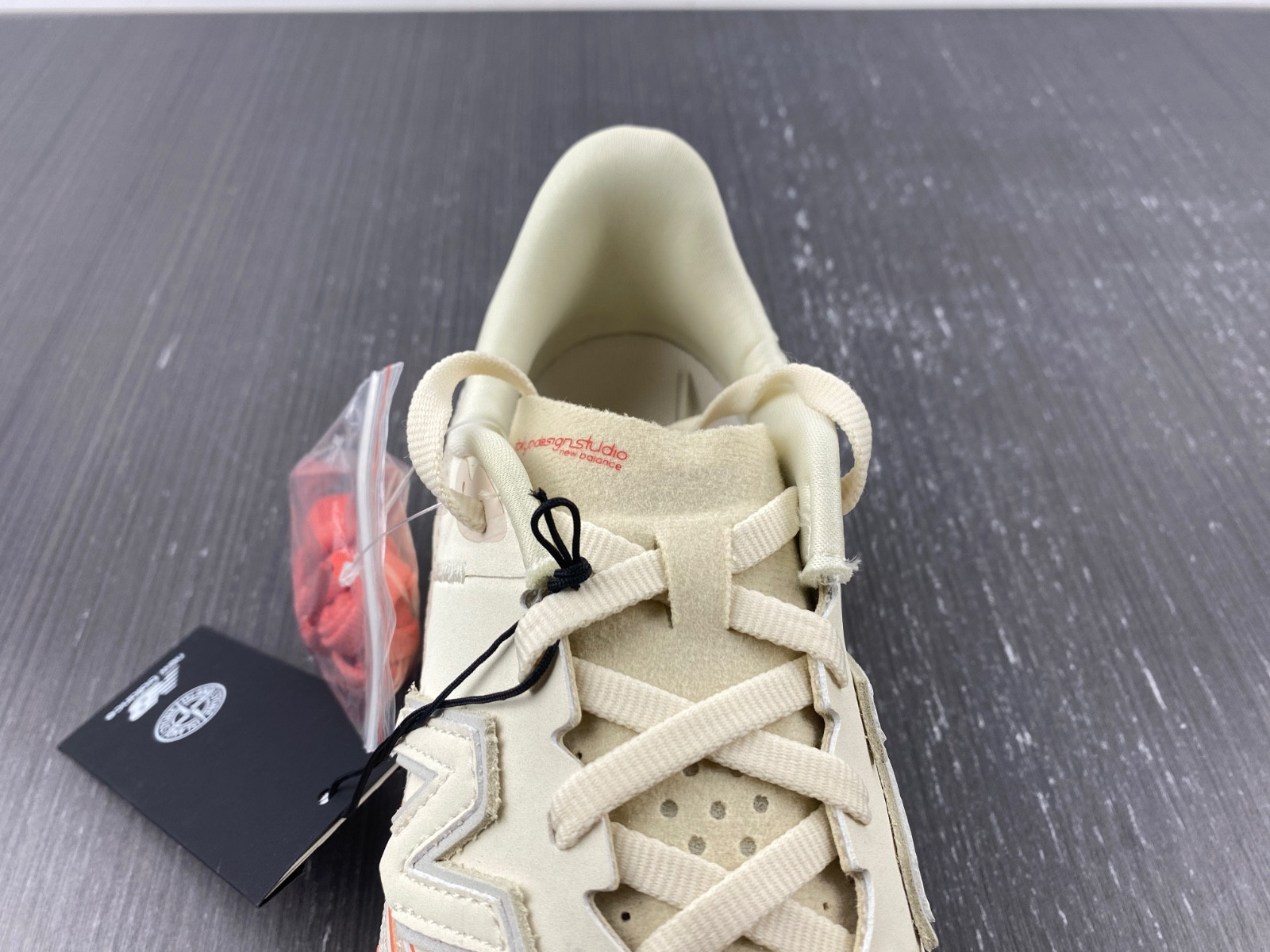 NEW Balan* Sneakers