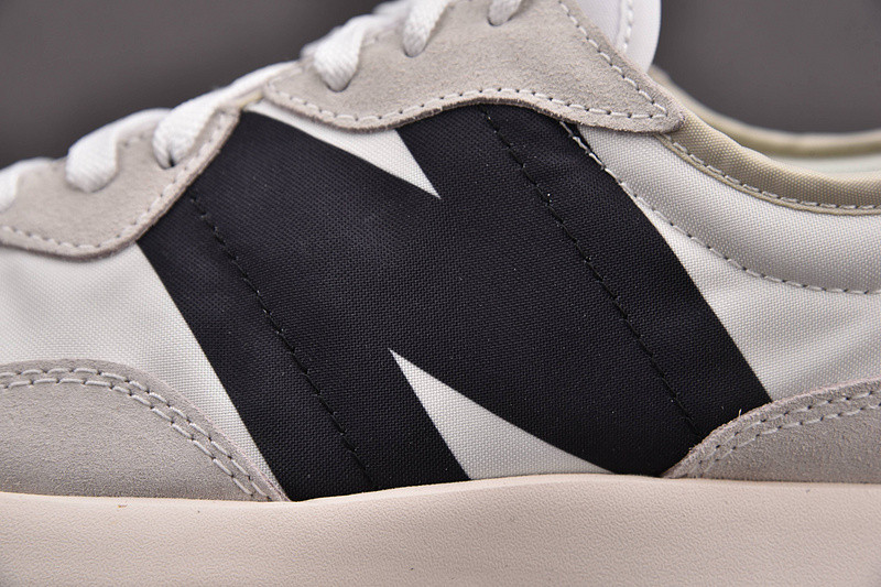 NEW Balan* Sneakers