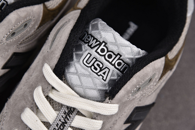 NEW Balan* Sneakers