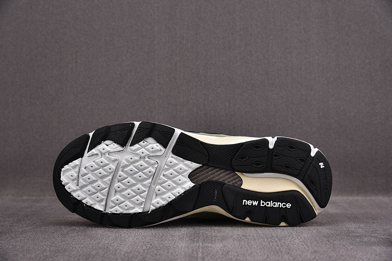 NEW Balan* Sneakers