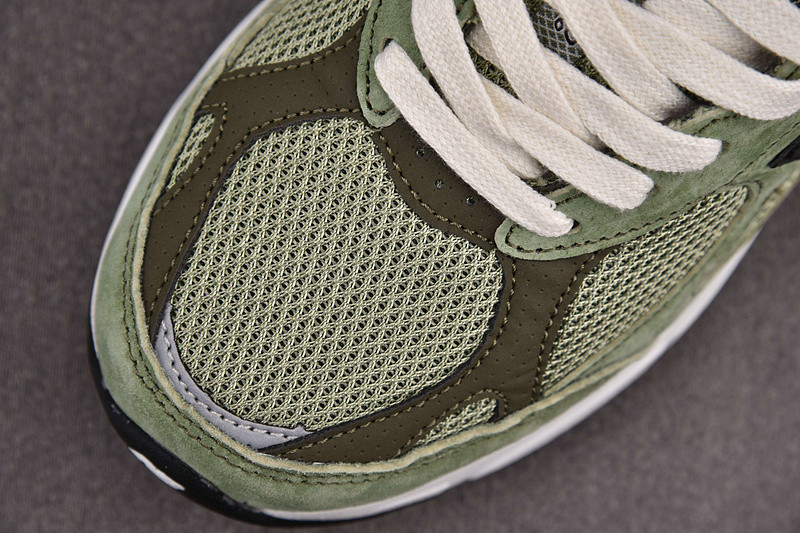 NEW Balan* Sneakers