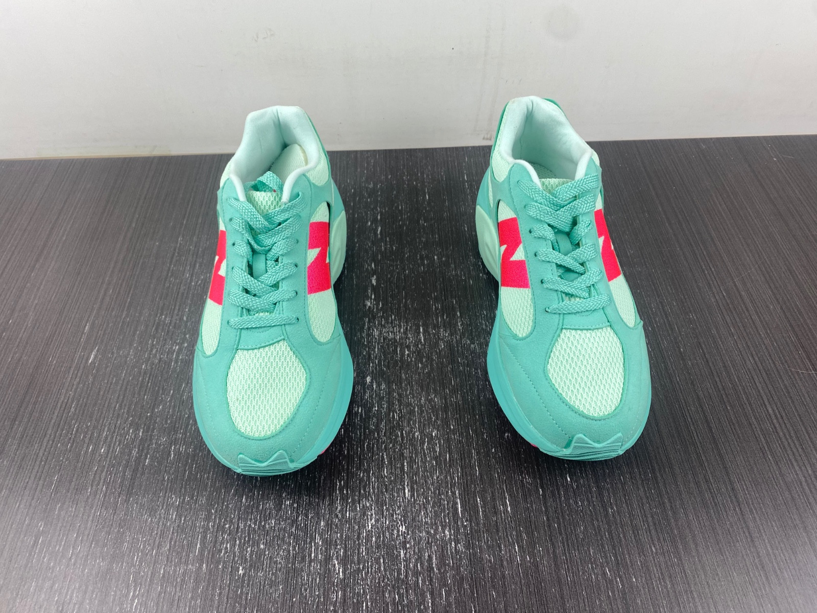NEW Balan* Sneakers