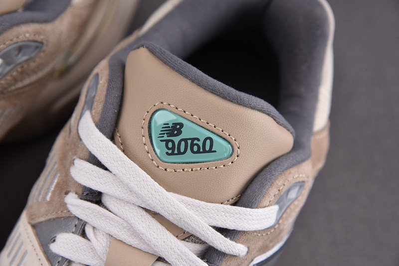 NEW Balan* Sneakers