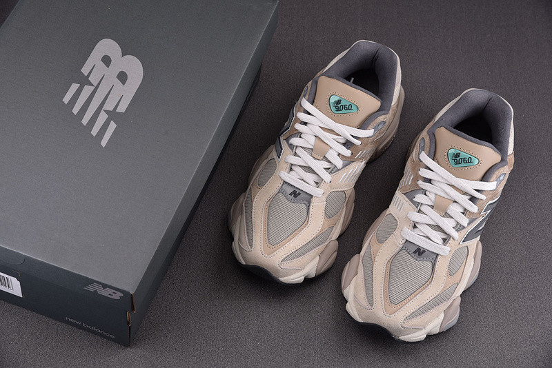 NEW Balan* Sneakers