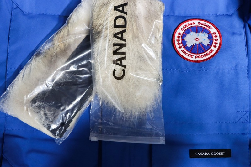 Can*a Go*e coat