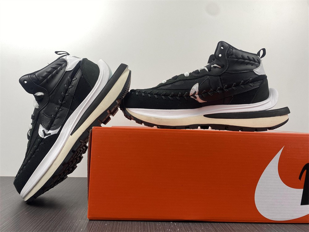 Nike Vaporwaffle sacai Jean Paul Gaultier Black White  DH9186-001