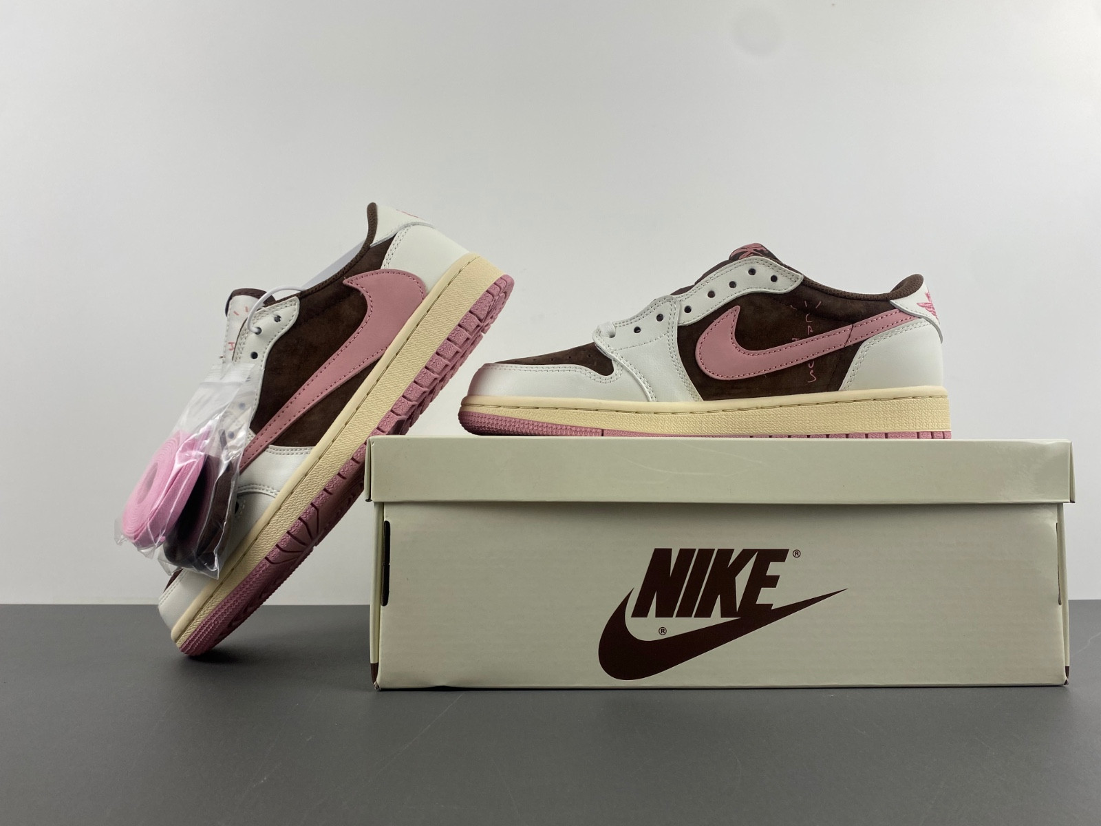 Travis Scott x Air Jordan 1 Low OG DZ4137-206